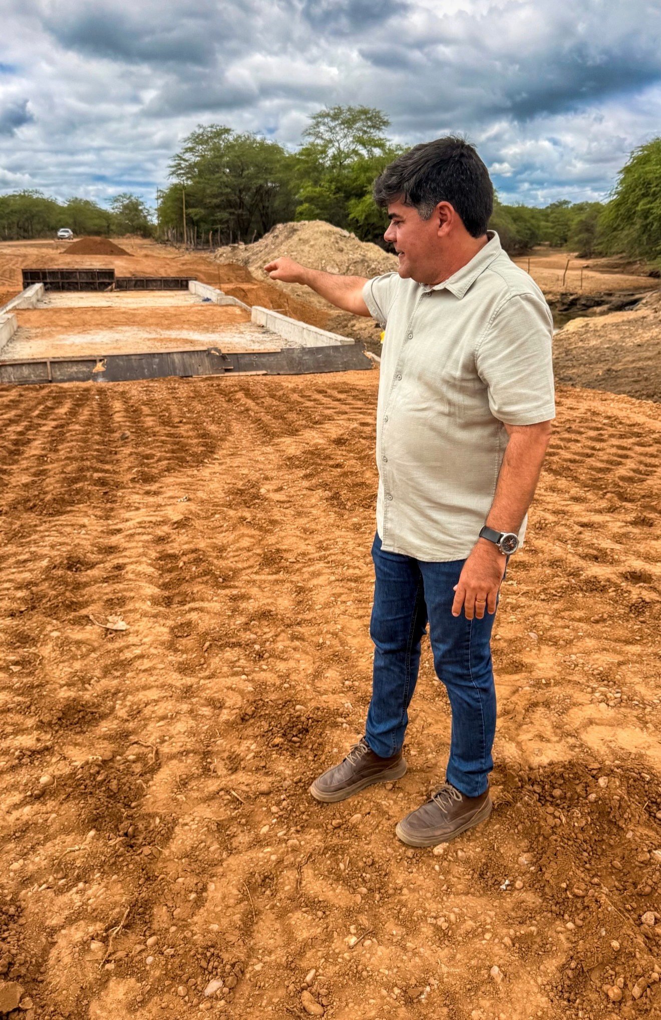 Gestão Calby Carvalho: Pela primeira vez na história de Belém do São Francisco um prefeito executa obra de passagem molhada transformada em uma ponte bastante reforçada na Malhada Grande
