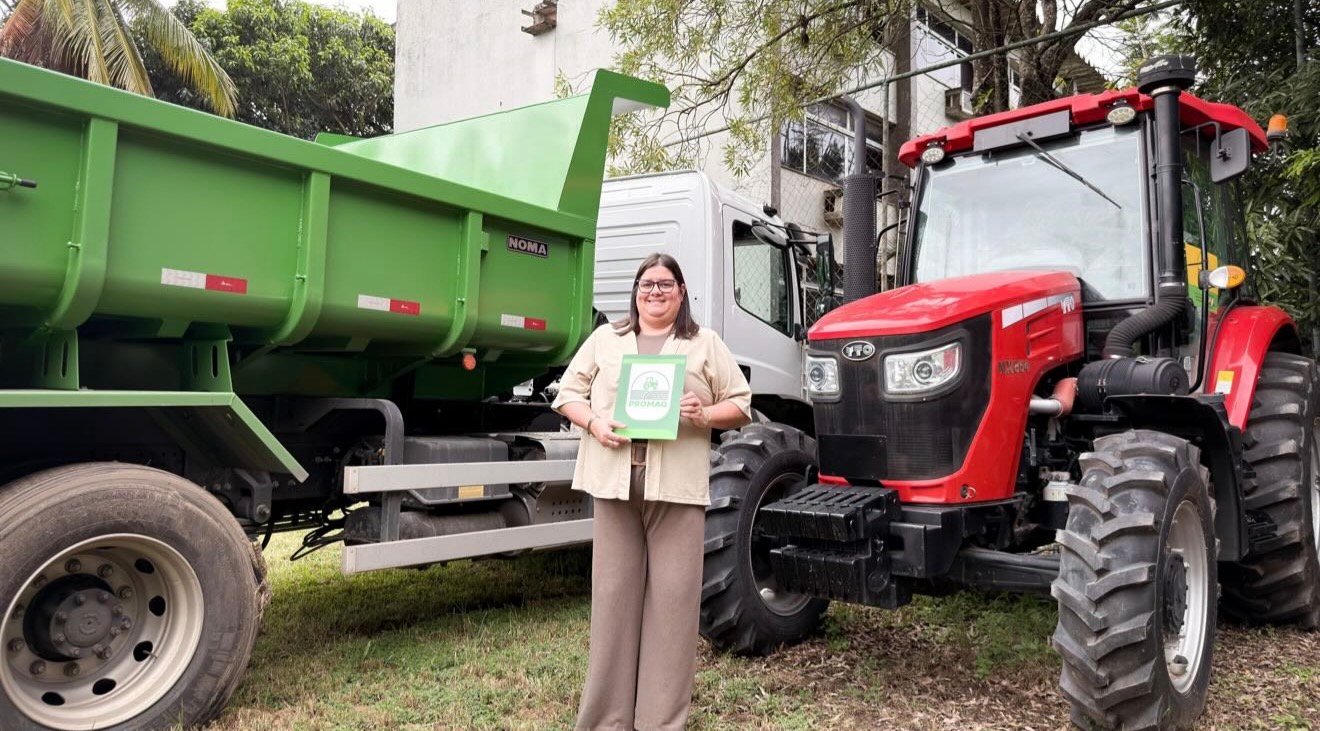 Prefeita Carol Jordão consegue uma caçamba e um trator para fortalecer a frota no município para servir ao povo de Ribeirão, fruto de articulação, compromisso e determinação por parte da gestora