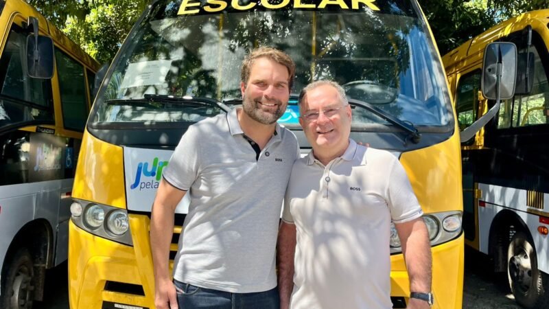 Prefeito Zeca Cavalcanti conquista quatro novos ônibus escolares para Arcoverde