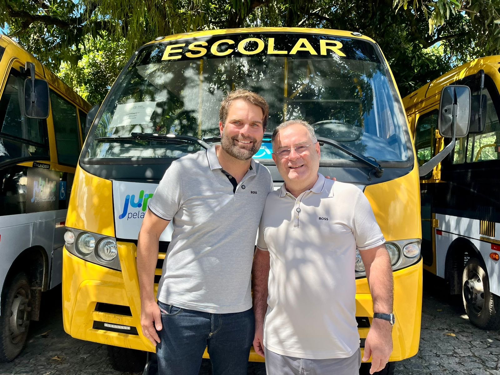 Prefeito Zeca Cavalcanti conquista quatro novos ônibus escolares para Arcoverde