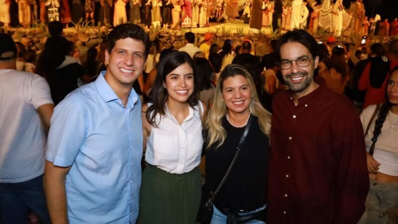 Diogo Moraes marca presença na Paixão de Cristo ao lado de João Campos