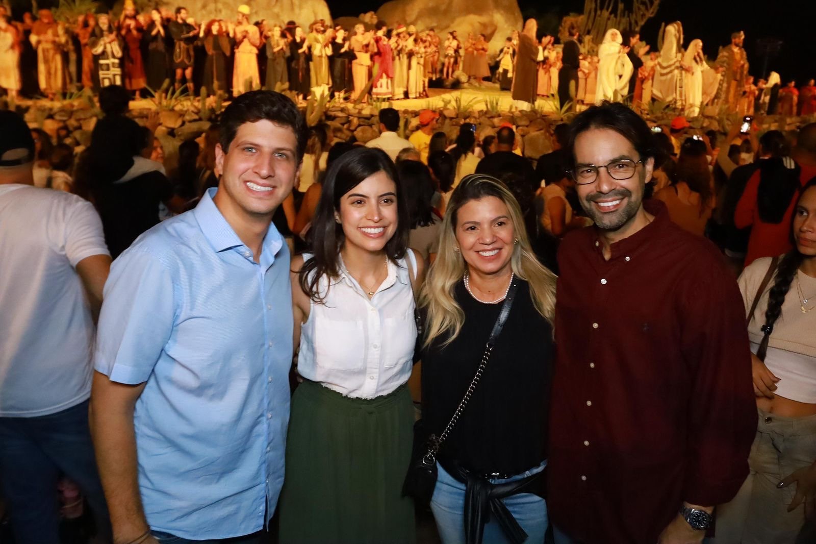 Diogo Moraes marca presença na Paixão de Cristo ao lado de João Campos