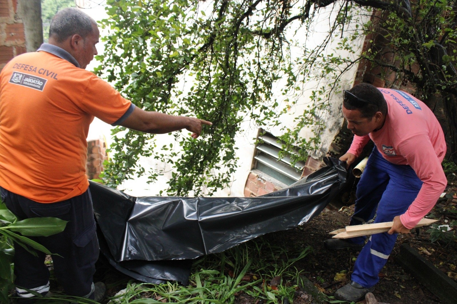 Defesa Civil do Jaboatão realiza vistorias preventivas e colocação de lonas no Curado IV