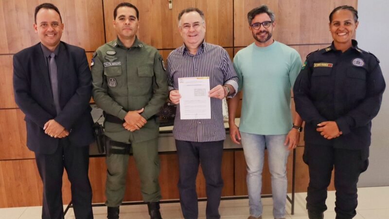 Prefeito Zeca Cavalcanti assina decreto para funcionamento de quiosques e articula reforço na segurança da Praça da Bandeira, em Arcoverde