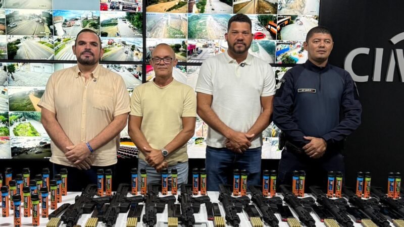 Deputado Abimael Santos e Vereador Adilson Vitorino entregam equipamentos para a GCM de Santa Cruz do Capibaribe