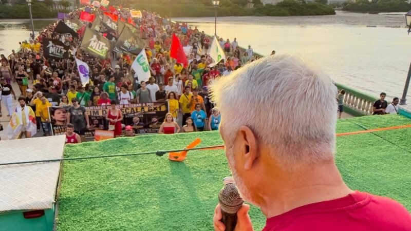 “Quem trabalha seis dias e só descansa um não tem tempo para viver”, diz Humberto Costa em ato pelo fim da escala 6×1, no Recife