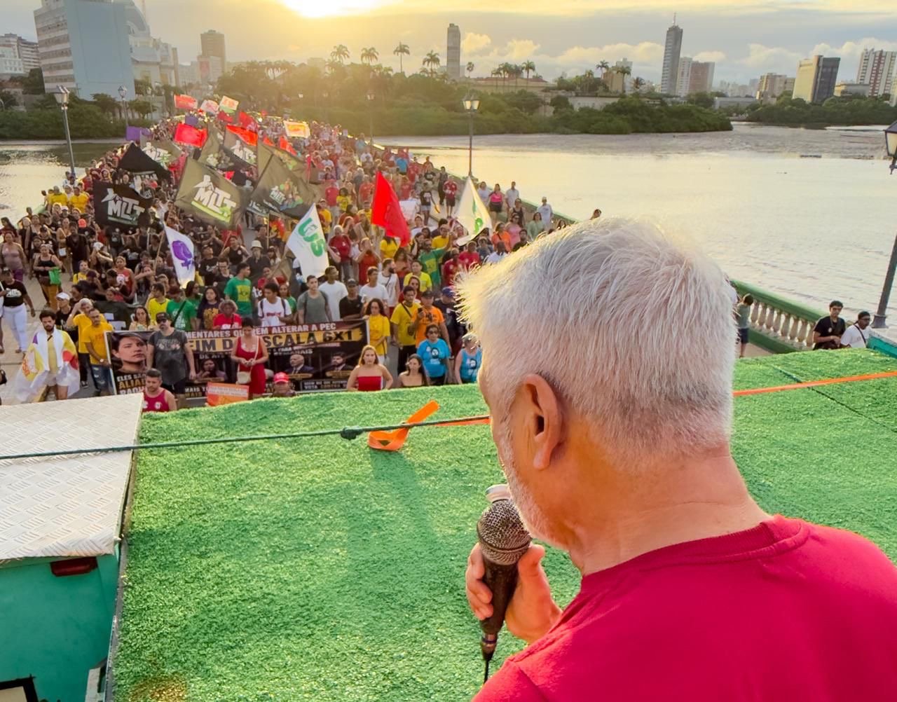 “Quem trabalha seis dias e só descansa um não tem tempo para viver”, diz Humberto Costa em ato pelo fim da escala 6×1, no Recife