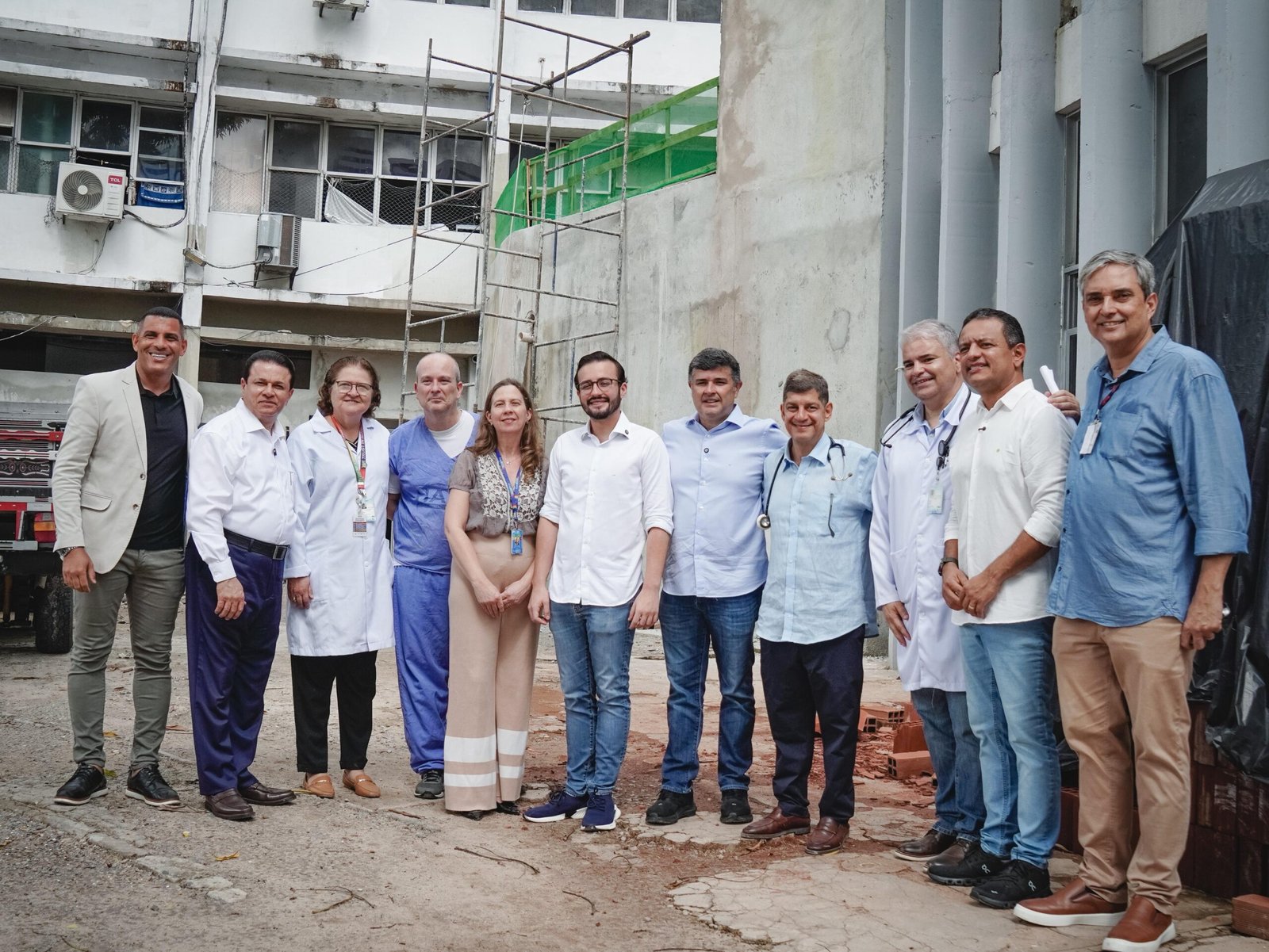 Eduardo e Lula da Fonte visitam obras e comemoram chegada de equipamento cardíaco no Hospital Agamenon Magalhães, fruto de solicitação dos parlamentares