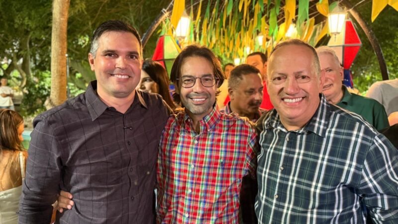 Ao lado de Helinho Aragão, Diogo Moraes marca presença no anúncio  do São João da Moda 2026Evento contará com nomes nacionais como Wesley Safadão, Zezé de Camargo, Simone Mendes, Tiaguinho e Xand Avião
