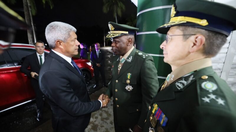 Governador acompanha passagem de comando da 6ª Região Militar na capital baiana
