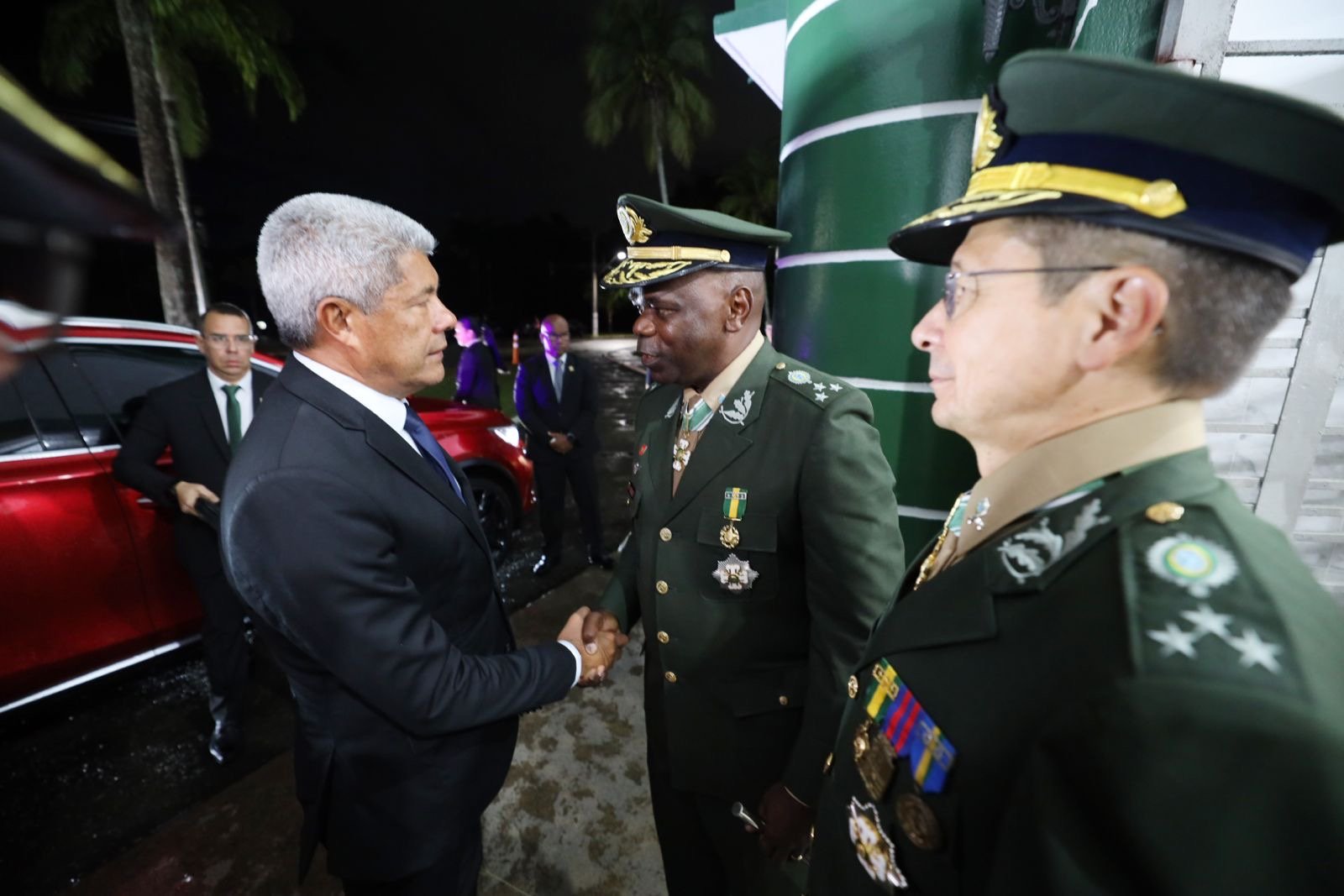 Governador acompanha passagem de comando da 6ª Região Militar na capital baiana