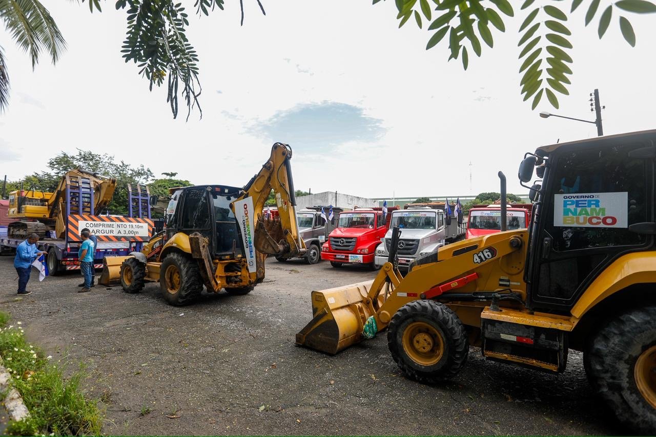 Governo de Pernambuco inicia força-tarefa de limpeza emergencial do Rio Beberibe