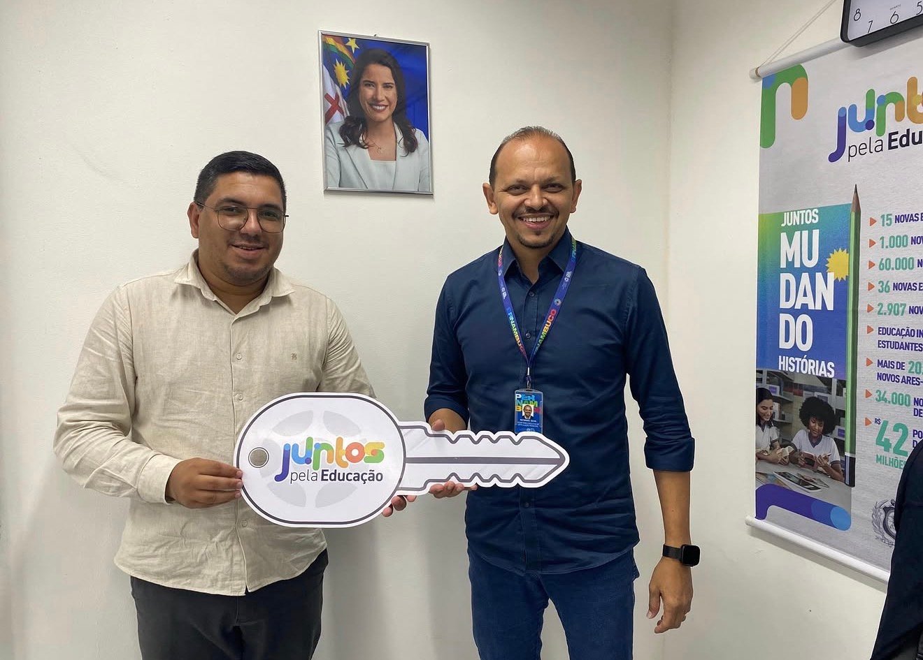 Prefeitura de Palmeirina recebe mais um ônibus escolar do Governo Raquel Lyra e reforça transporte escolar no município