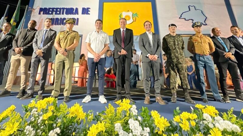 Kaio Maniçoba celebra 123 anos de Ouricuri com entrega de ônibus escolares ao lado do prefeito Victor Coelho