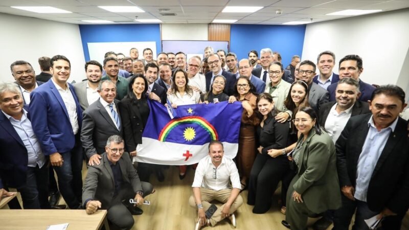 Em agenda com prefeitos pernambucanos em Brasília, governadora Raquel Lyra celebra assinatura do contrato de retomada da Transnordestina
