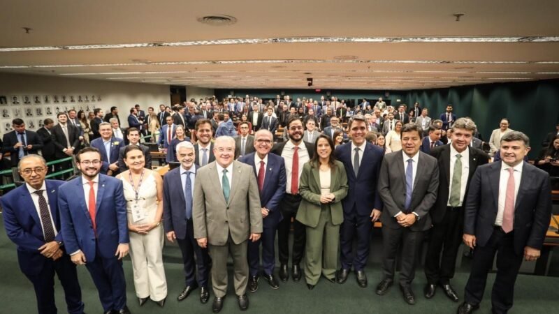 Em encontro com prefeitos e a bancada federal em Brasília, governadora Raquel Lyra destaca parceria com municípios