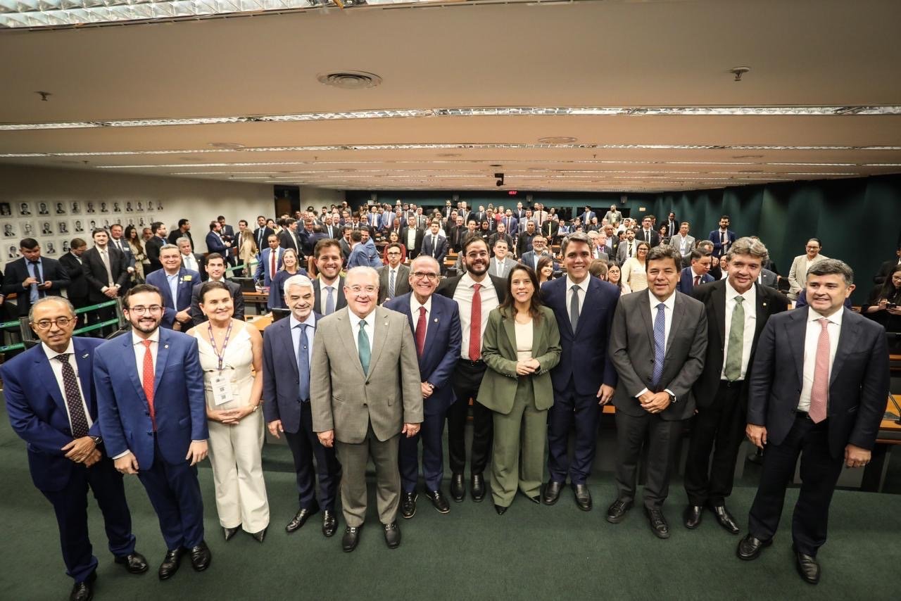 Em encontro com prefeitos e a bancada federal em Brasília, governadora Raquel Lyra destaca parceria com municípios