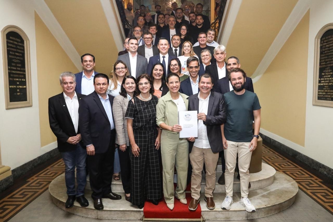 Governadora Raquel Lyra anuncia criação de Grupo de Trabalho em reunião com representantes do Polo de Confecções