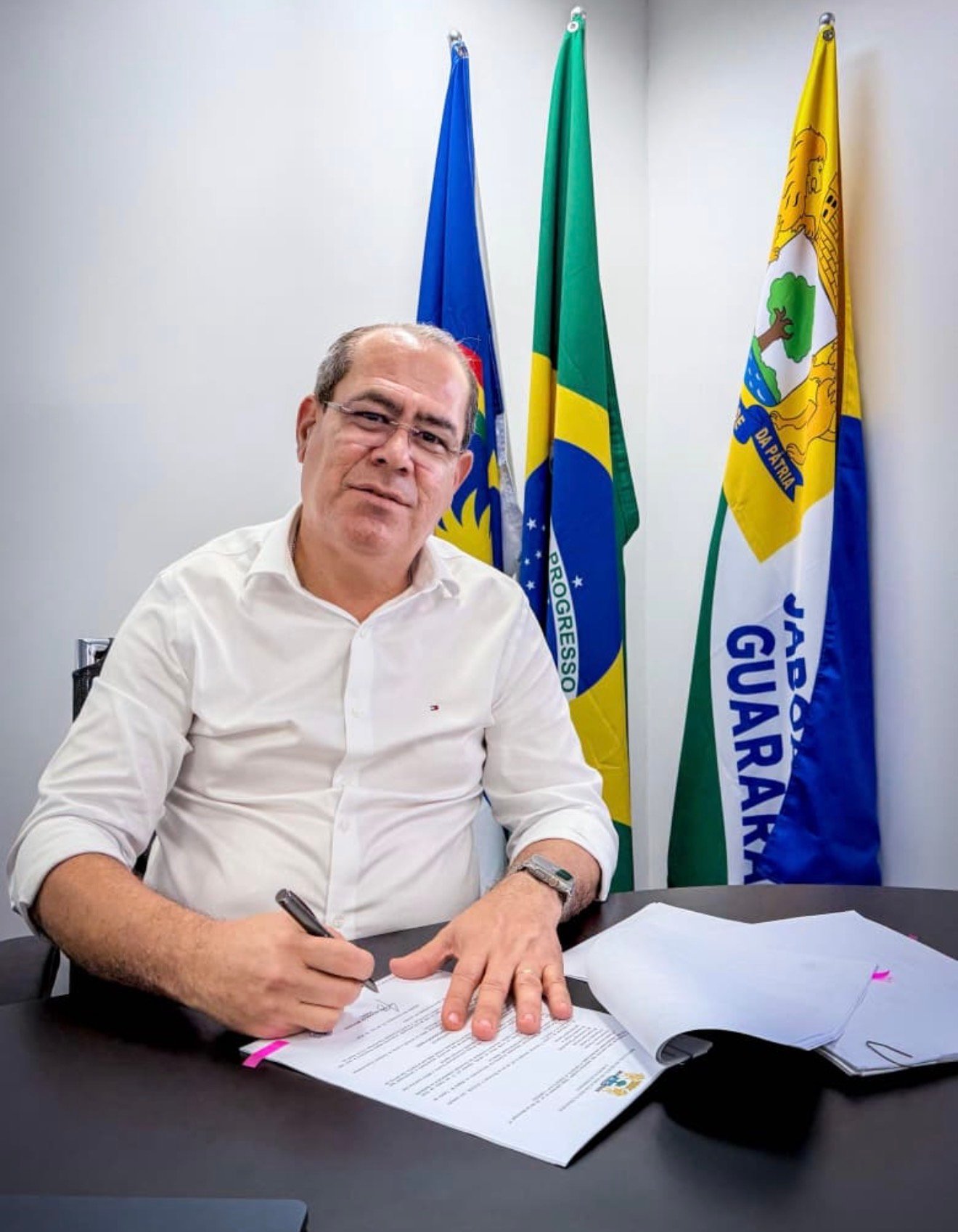 Servidores do Jaboatão valorizados. Mano Medeiros sanciona reajuste salarial.