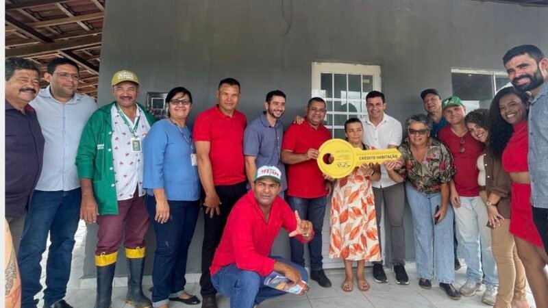 Prefeitura de Palmares, juntamente com o vice-prefeito Neto Melo e o deputado federal Carlos Veras, realiza entregas de casas e créditos habitacionais