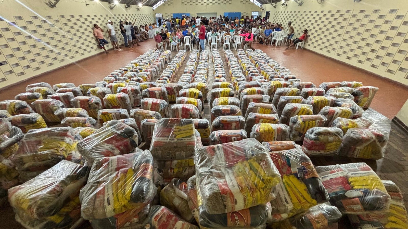 Prefeito Eder Waltter realiza nova entrega de cestas básicas do Projeto Entressafra da Cana-de-Açúcar em Vicência
