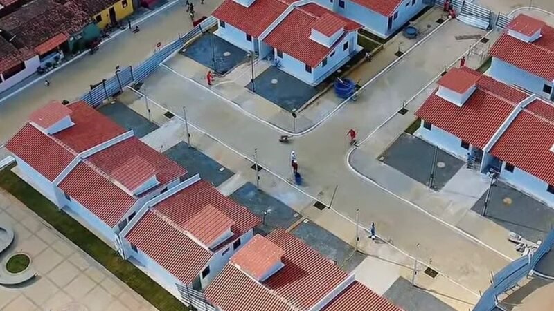 Raquel Lyra confirma ao prefeito Eder Waltter construção de mais 50 casas populares em Vicência