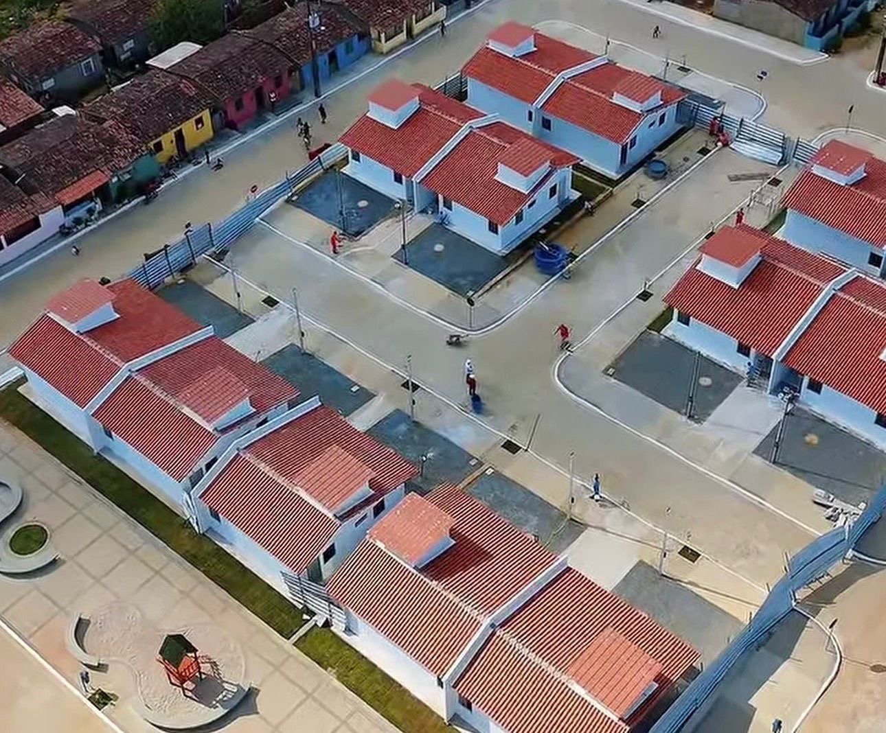 Raquel Lyra confirma ao prefeito Eder Waltter construção de mais 50 casas populares em Vicência