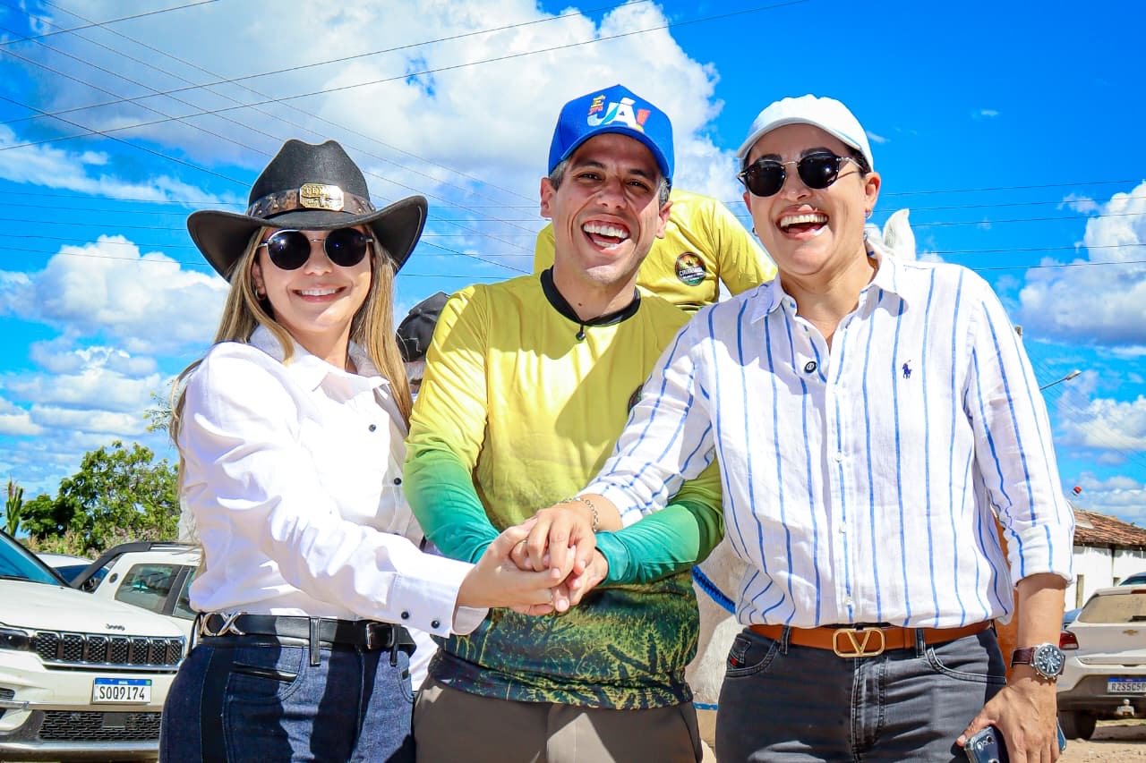 Jarbas Filho recebido com festa em Sertânia e Ibirajuba
