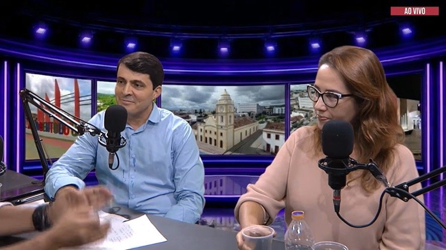 Presidente da Câmara de São Bento do Una, Léo da Ação Social, declara apoio à reeleição de Débora Almeida durante transmissão ao vivo