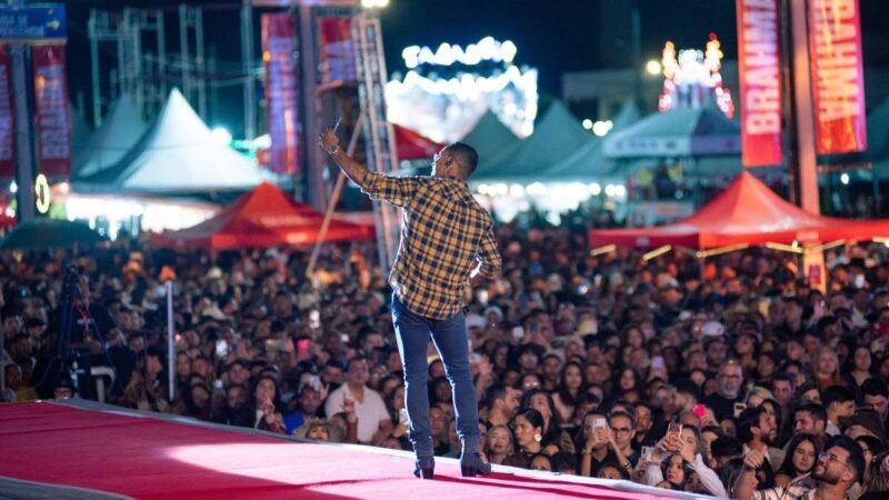 Zé Vaqueiro faz show histórico e leva multidão até o amanhecer na segunda noite do São João de Senhor do Bonfim