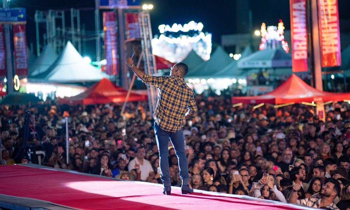 Zé Vaqueiro faz show histórico e leva multidão até o amanhecer na segunda noite do São João de Senhor do Bonfim