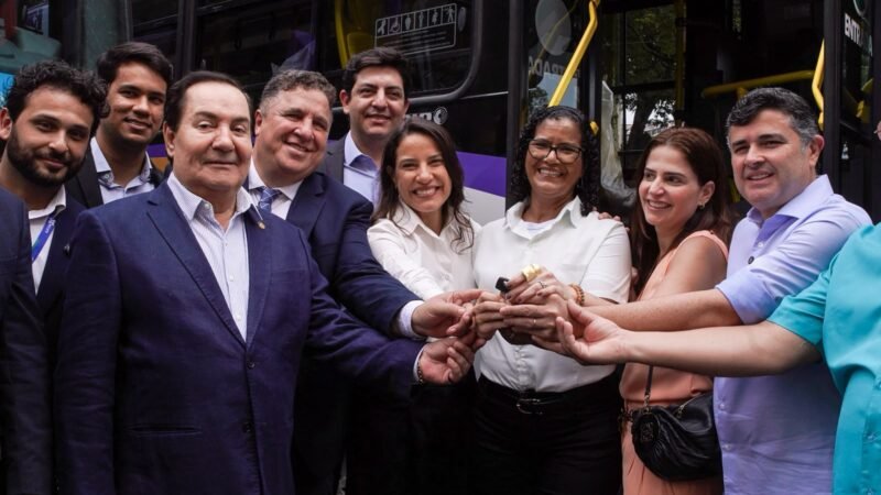 Izaías Régis participa de entrega de novos ônibus para reforçar transporte público na Região Metropolitana do Recife