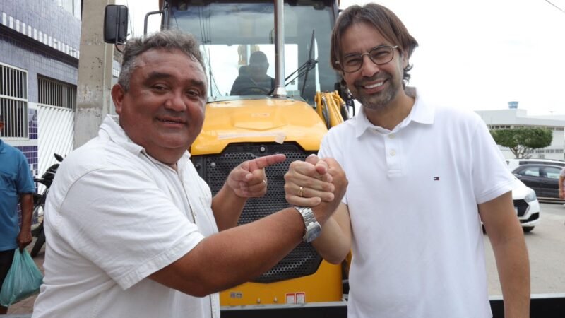 Diogo Moraes entrega novos maquinários agrícolas para Vertentes frutos de articulação com Felipe Carreras