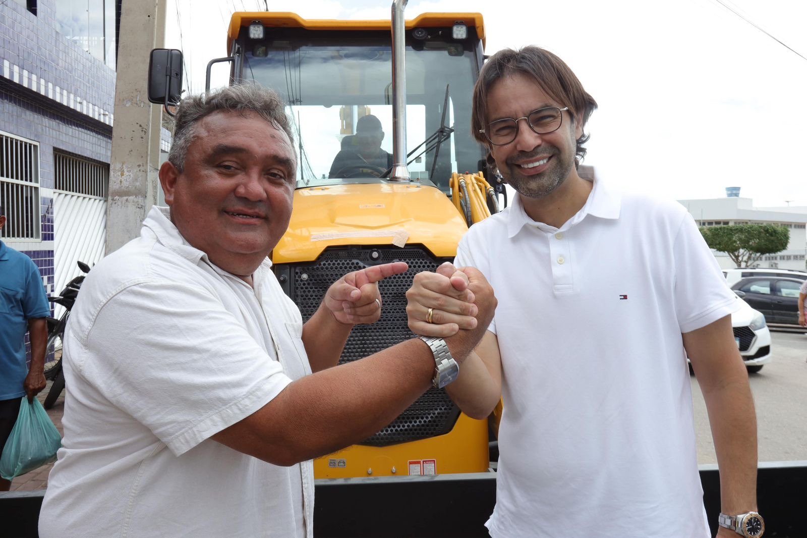 Diogo Moraes entrega novos maquinários agrícolas para Vertentes frutos de articulação com Felipe Carreras