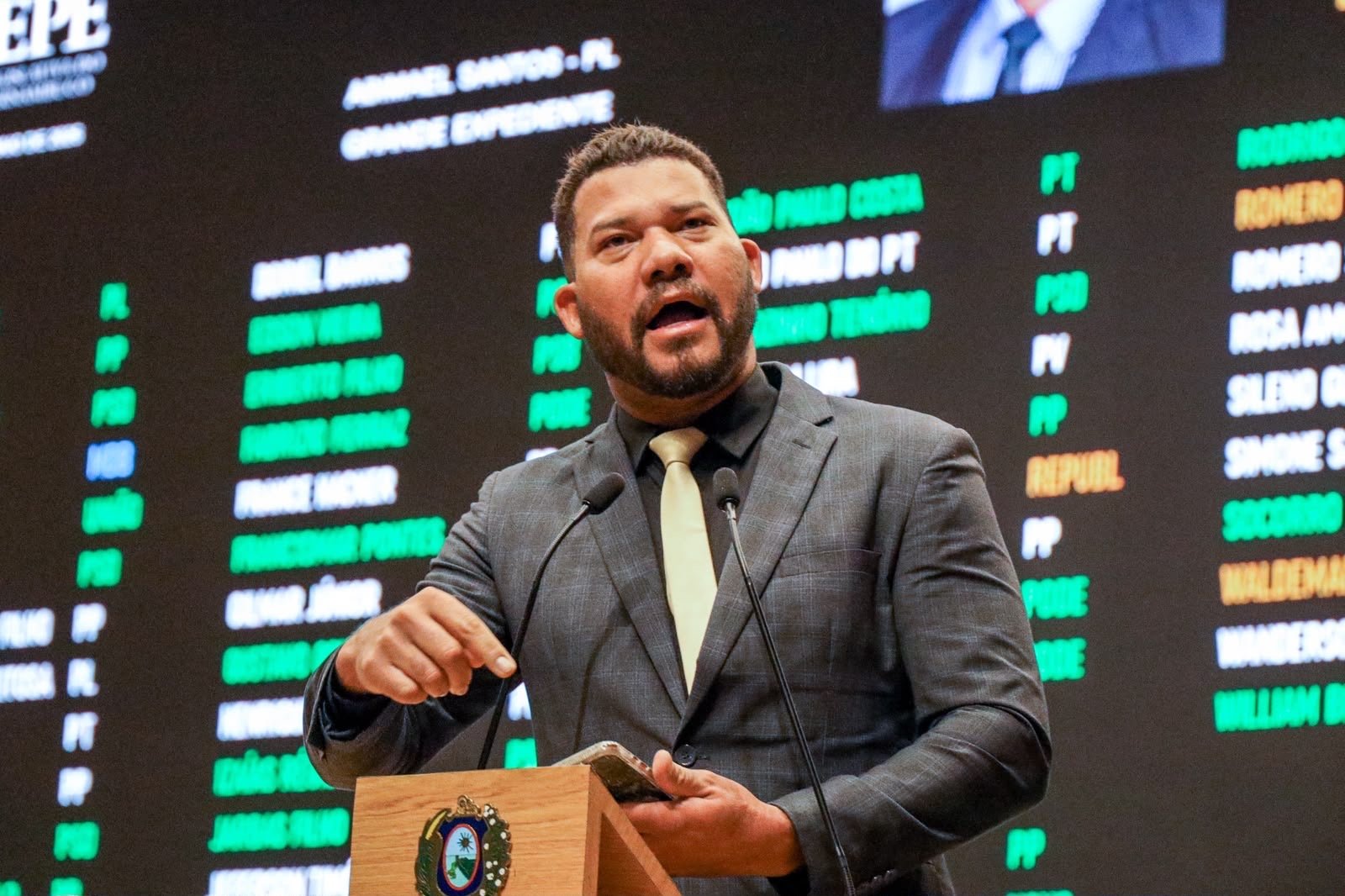 Deputado Abimael Santos denuncia a falta de medicamentos para tratar câncer de servidora aposentada