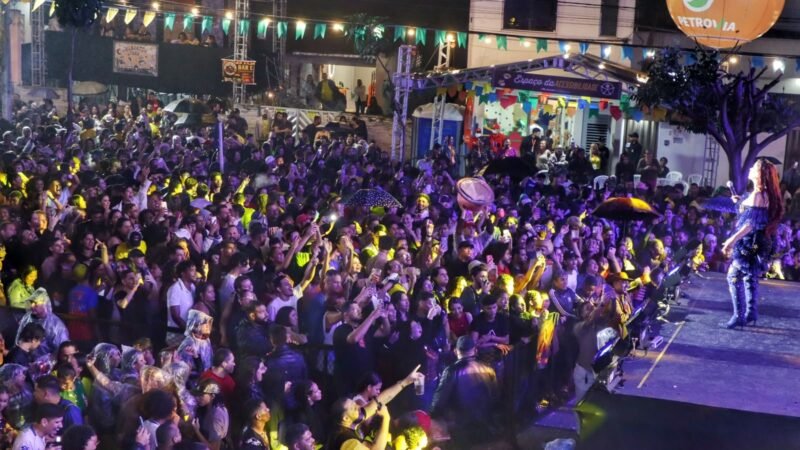 Nem chuva nem frio afastam fãs de Priscila Senna na sexta noite do São João de Arcoverde