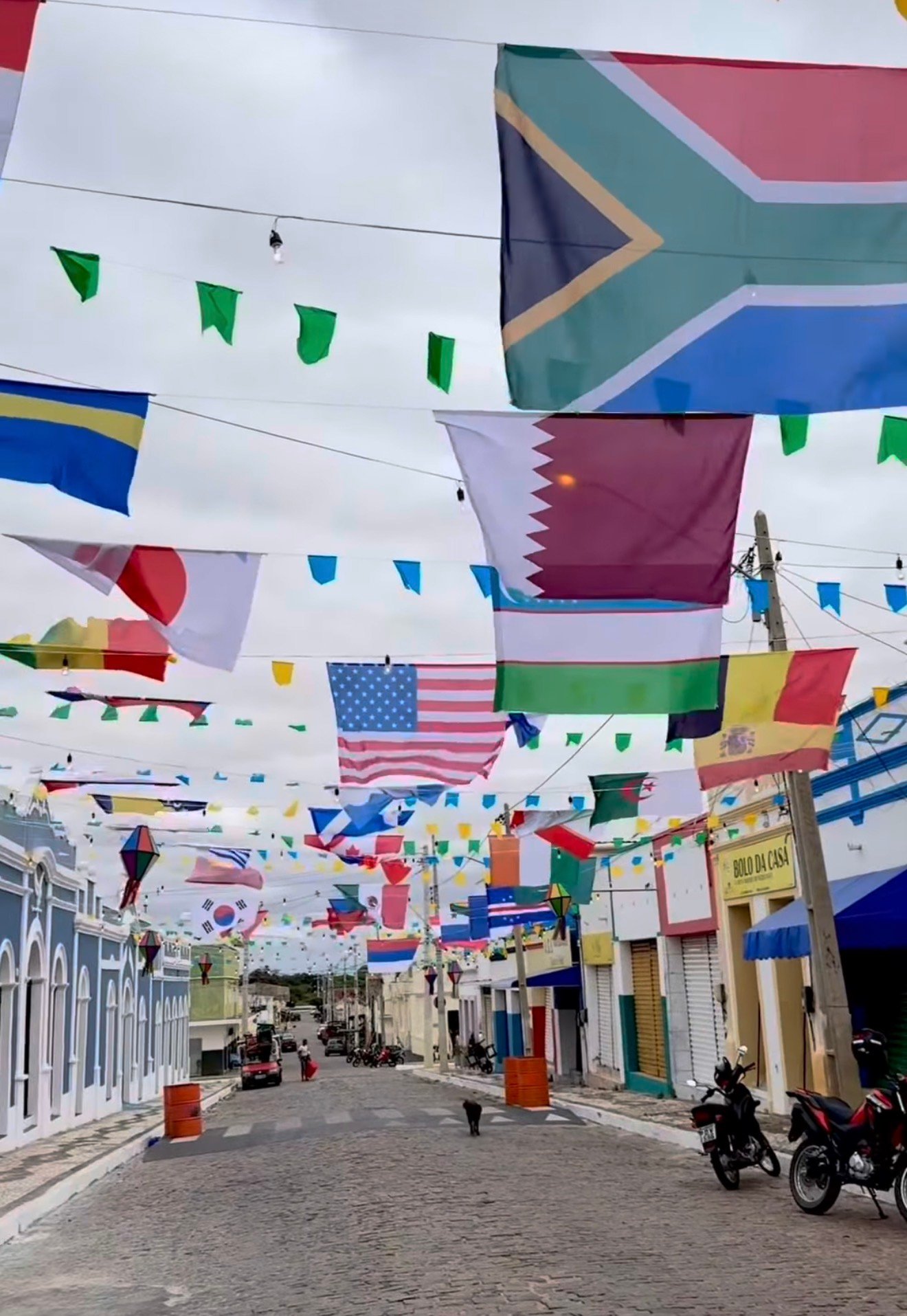 Gestão Calby ornamenta principal rua do centro de Belém do São Francisco para população assistir aos jogos do Brasil na Copa 2026