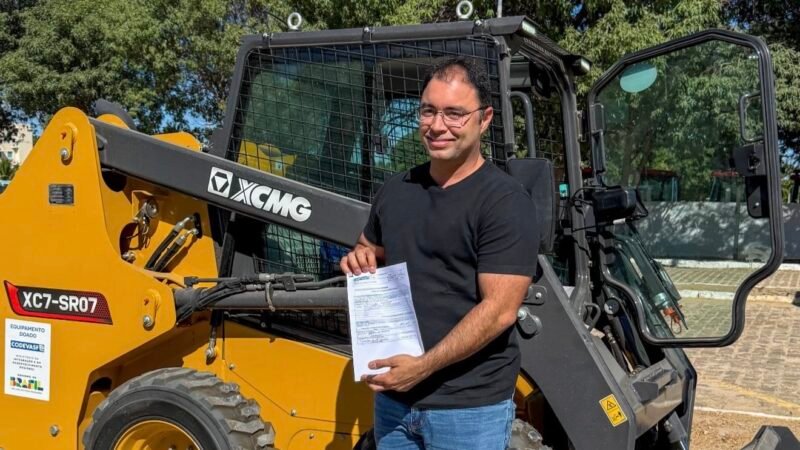 Prefeito Mário Galinho garante mini carregadeira para reforçar serviços em Paulo Afonso
