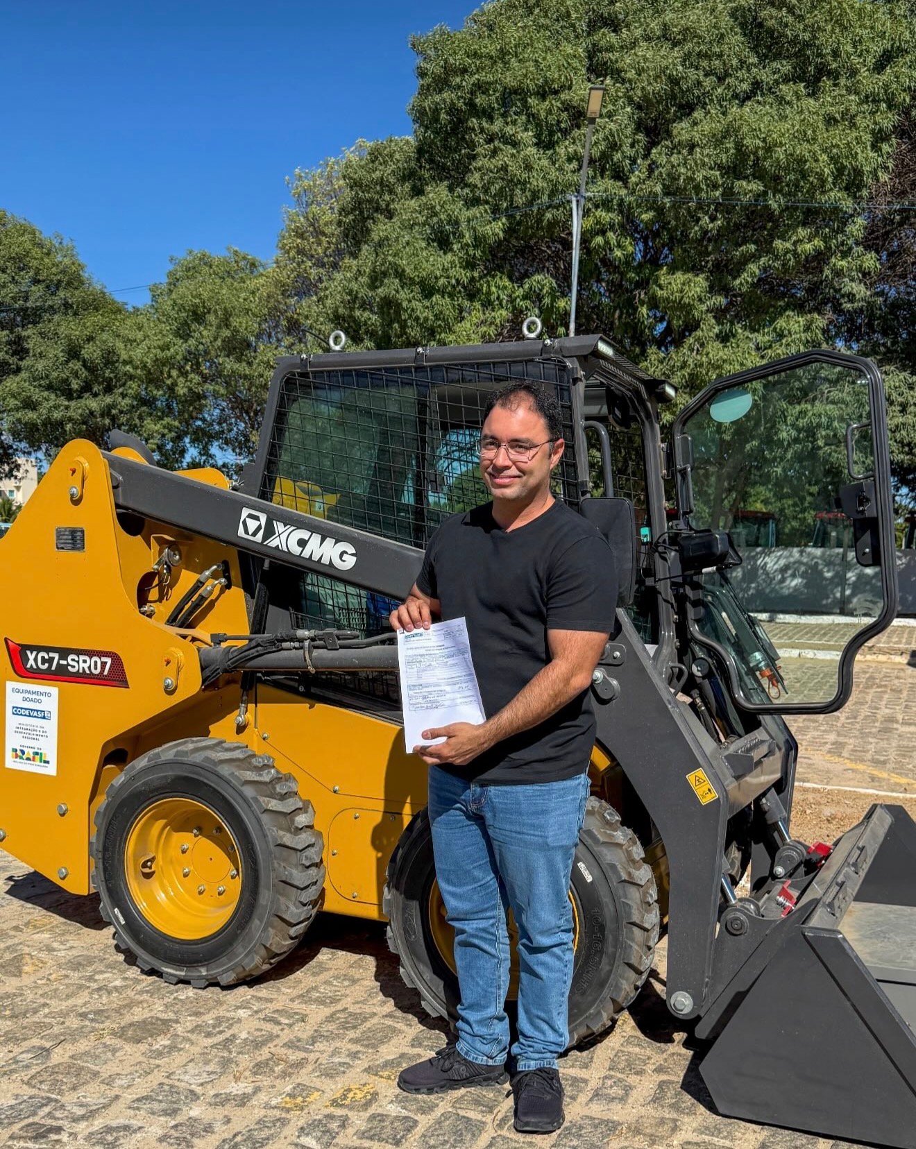Prefeito Mário Galinho garante mini carregadeira para reforçar serviços em Paulo Afonso