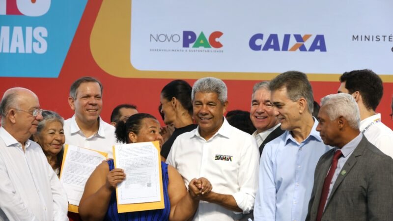 Famílias da Lagoa Grande são beneficiadas com títulos de regularização fundiária, em Feira de Santana