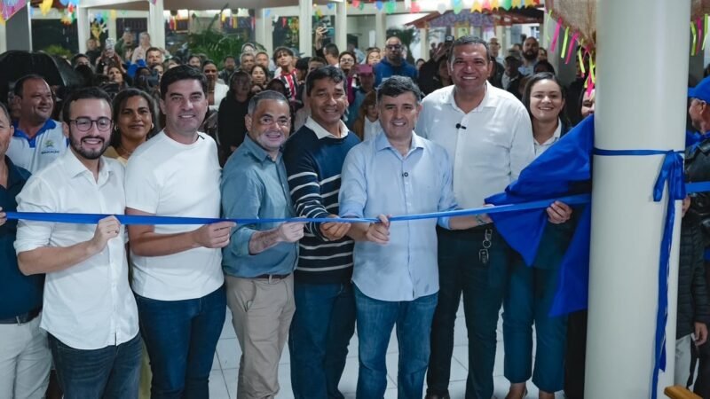 Eduardo e Lula da Fonte participam, ao lado do prefeito Professor Ronaldo, Silvio de Roque e Kaio Maniçoba, da inauguração de duas escolas em Tupanatinga