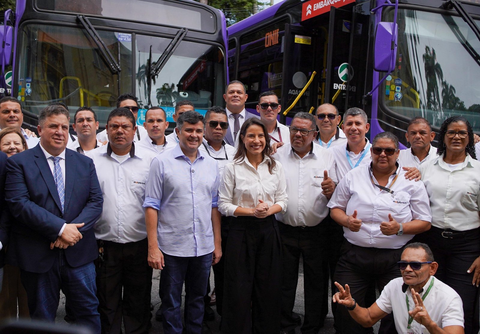 Ao lado da governadora Raquel Lyra, Eduardo da Fonte participa da entrega de 40 novos ônibus para a Região Metropolitana do Recife e reforça a importância do pagamento via Pix