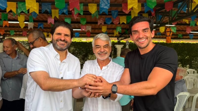 Humberto Costa entrega retroescavadeira em Nazaré da Mata e garante apoio em São Lourenço da Mata