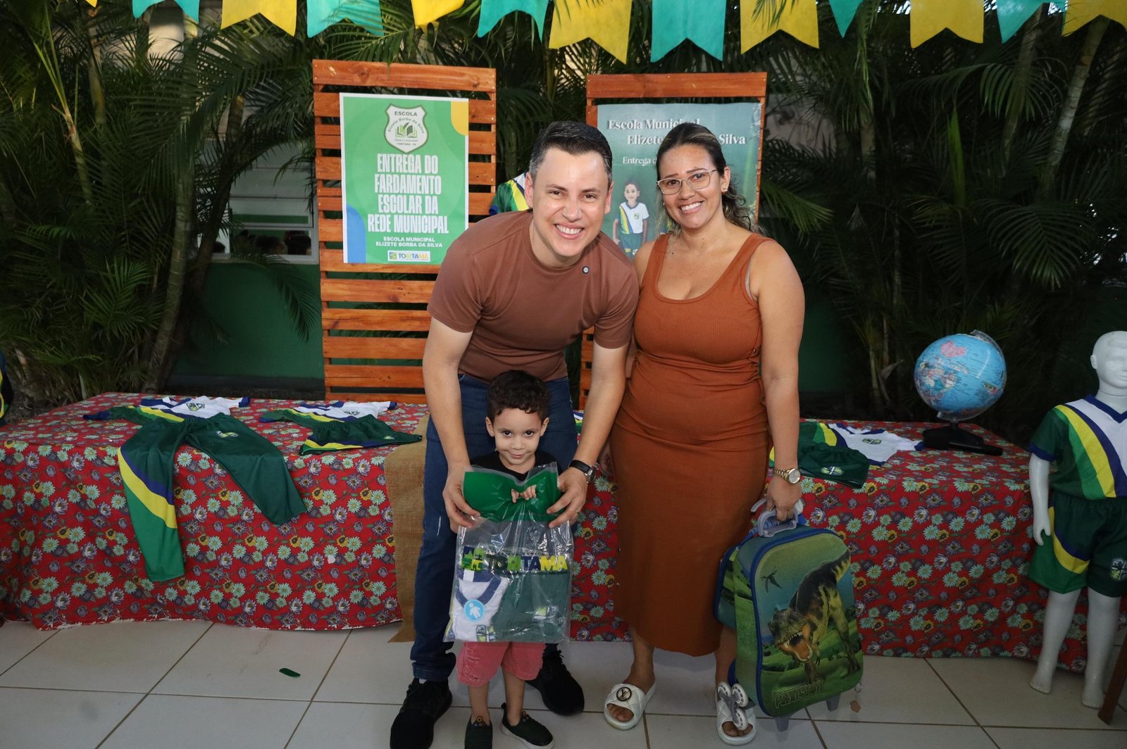 Prefeito Sérgio Colin inicia maratona para entregar fardamentos escolares em clima de Copa do Mundo em Toritama