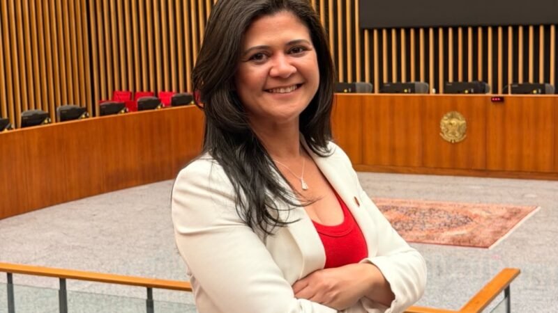 Tallyta Bione participa do Juris Café e destaca o papel da mulher advogada na conscientização do voto feminino e nos espaços de poder