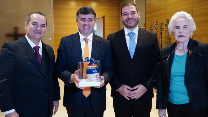 Ao lado da sua mãe Celina da Fonte, Eduardo da Fonte participa da posse da nova diretoria do Sescap-PE