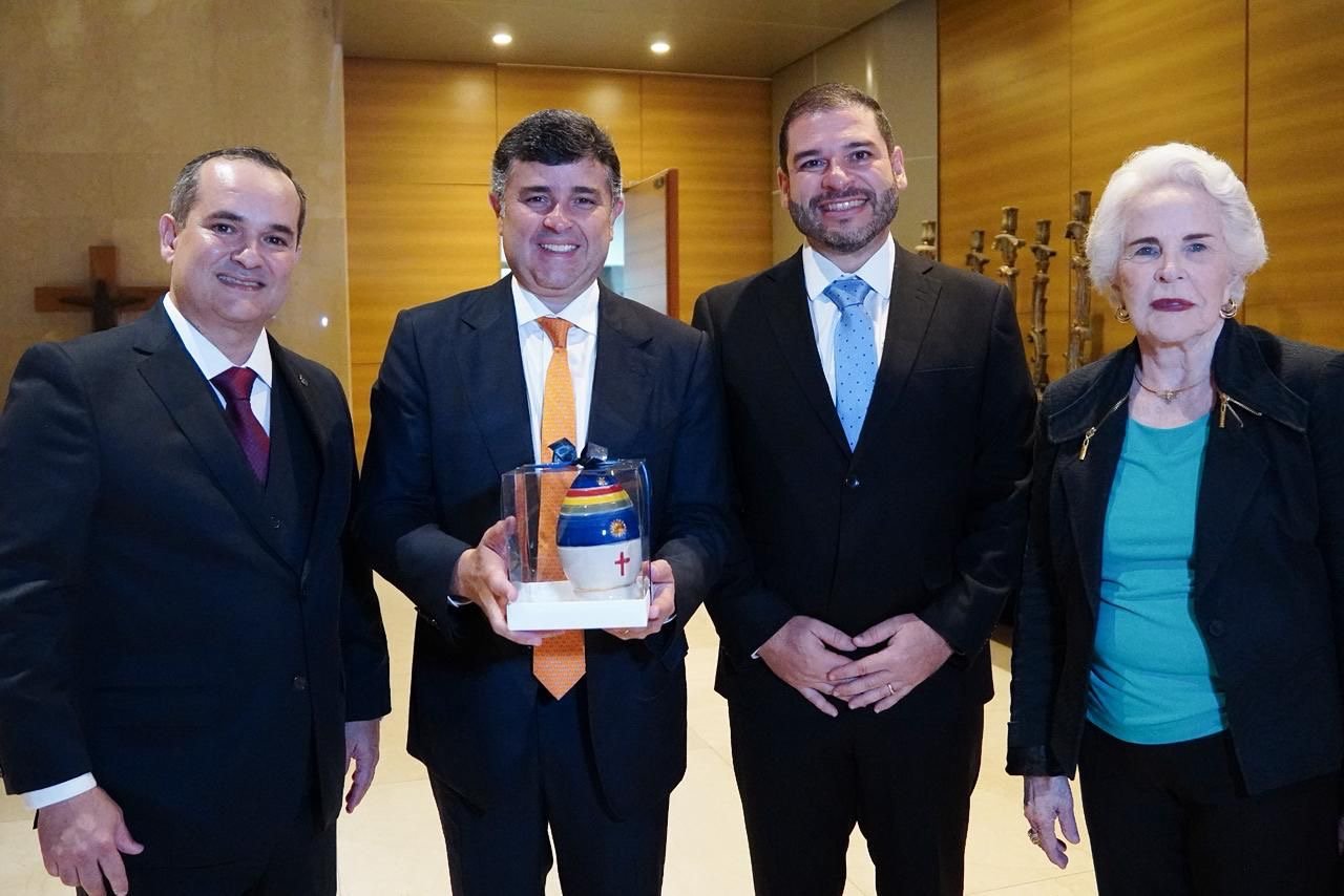 Ao lado da sua mãe Celina da Fonte, Eduardo da Fonte participa da posse da nova diretoria do Sescap-PE