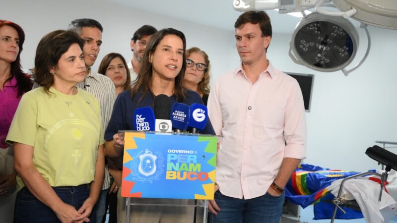 Miguel Coelho acompanha entrega de equipamentos no Hospital Getúlio Vargas