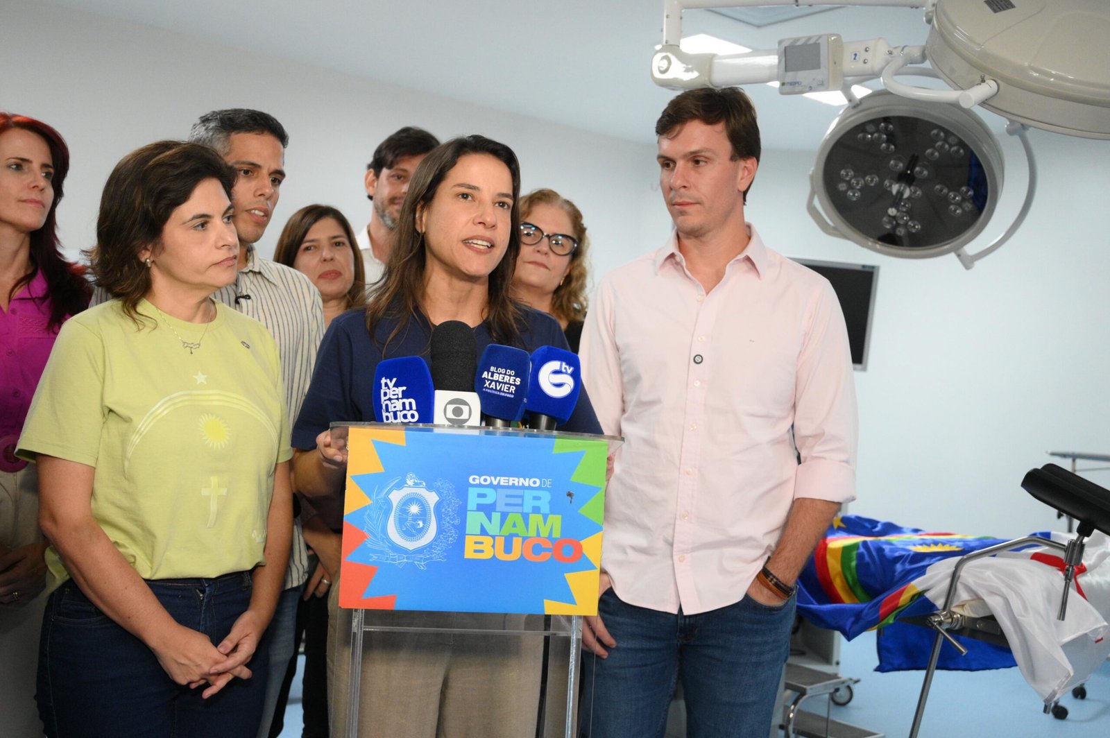 Miguel Coelho acompanha entrega de equipamentos no Hospital Getúlio Vargas