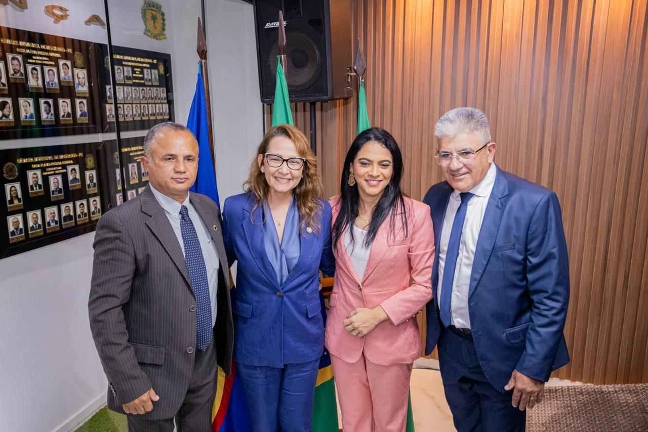 Deputada Débora Almeida recebe título de Cidadã Machadense em sessão solene